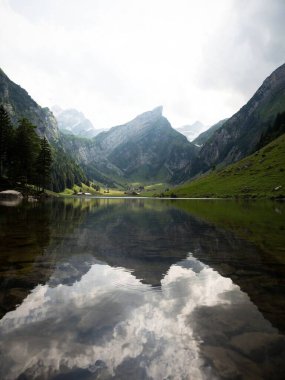 Alpstein Appenzell 'deki Seealpsee Alp Gölü' ndeki Saentis dağ sırasının yansıması İsviçre 'nin iç kısımlarını kaplıyor.