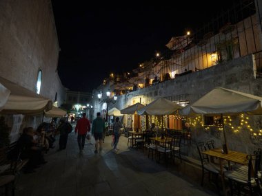 Central Square Plaza de Armas yakınlarındaki Arequipa Peru Bazilika Katedrali 'nin arkasındaki yaya sokağı.