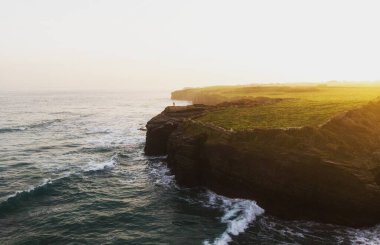 İspanya 'nın Ribadeo Galaksisi yakınlarındaki Katedrais Katedralleri sahili olarak Praia' daki sahil manzarası