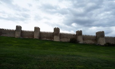 Avila Kastilya ve Leon İspanya 'daki tarihi ortaçağ kale şehir taş duvarının panoramik manzarası