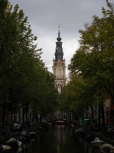 Протестантская Церковь Zuiderkerk Видна Моста Staalmeestersbrug Деревьями Вдоль Groenburgwal Grachten — стоковое фото