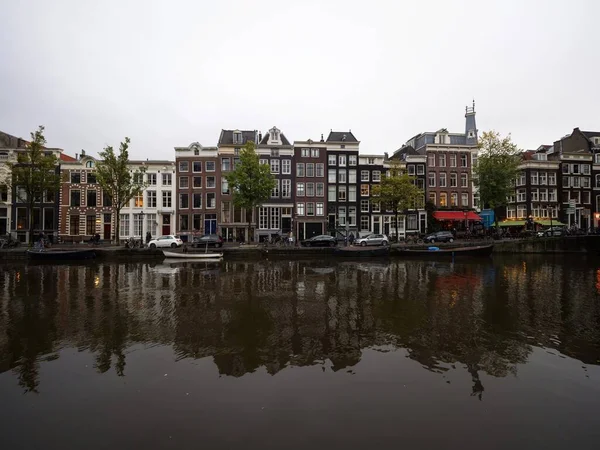 Typische Amsterdamse Stijl Architectuur Buitengevel Weerspiegeling Van Huizen Amstelkanaal Nederland — Stockfoto