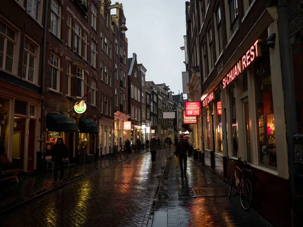 Noche Lluvia Barrio Chino Iluminado Zeedijk Calle Central Amsterdam Holanda — Foto de Stock