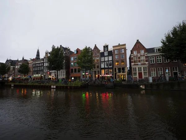 Typisch Verlichte Amsterdamse Architectuur Huizen Gebouwen Oudezijds Voorburgwal Grachten Gracht — Stockfoto