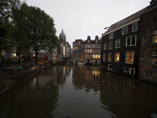 Bâtiments typiques de style architectural Amsterdam maisons Grachten canal à Oudezijds Voorburgwal en Hollande Pays-Bas — Photo