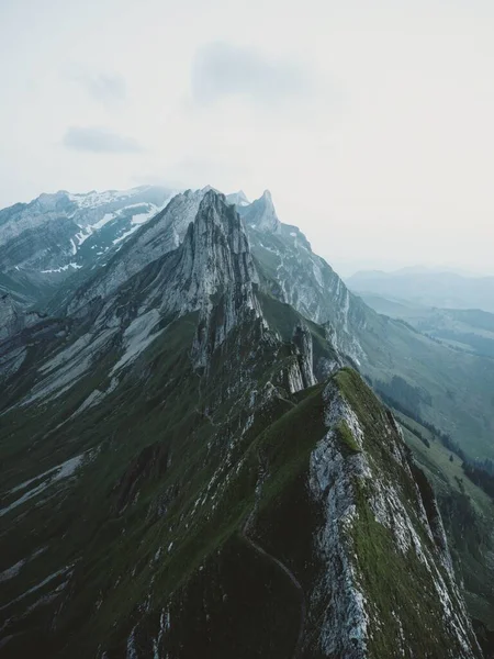 Panorámás kilátás a Schaefler Altenalptuerme hegygerinc svájci Alpstein alpesi Appenzell Innerrhoden Svájc — Stock Fotó