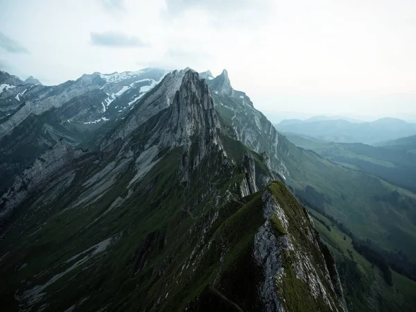 Vista panoramica dello Schaefler Altenalptuerme cresta alpina svizzera Alpstein alpina Appenzell Innerrhoden Svizzera — Foto Stock