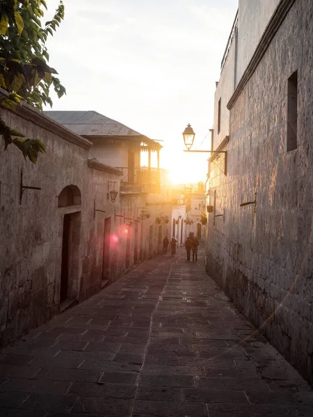 Γραφικό δρόμο Calle Los Cristales στη γειτονιά Barrio San Lazaro στο ιστορικό κέντρο της Αρεκίπα Περού — Φωτογραφία Αρχείου