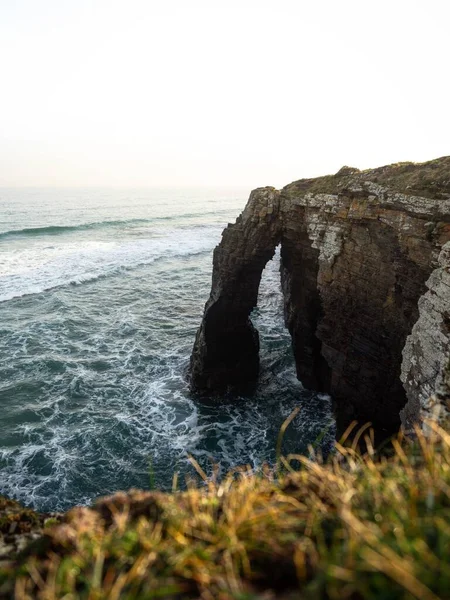 Arcos naturales masivos en Praia como catedrales Catedrales Playa cerca de Ribadeo Galicia España en marea alta — Foto de Stock