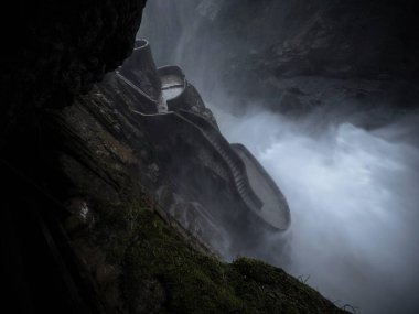 Pailon del Diablo 'daki platform gözlem güvertesi merdivenleri. Devils Cauldron Pastaza Şelaleleri Banos Tungurahua Ekvador