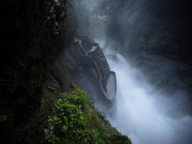 Pailon del Diablo 'daki platform gözlem güvertesi merdivenleri. Devils Cauldron Pastaza Şelaleleri Banos Tungurahua Ekvador