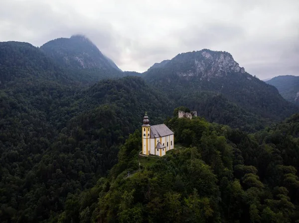 Iglesia remota idílica aislada de la capilla Sankt St Pankraz en la colina de roca Bad Reichenhall Berchtesgadener Land Bavaria — Foto de Stock