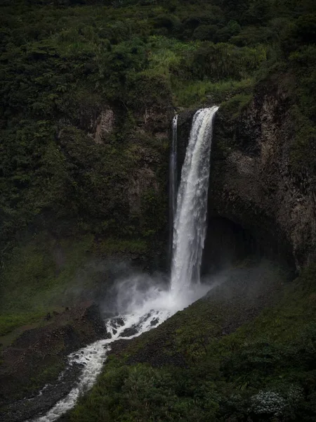 Водопад Манто-де-ла-Новия Bridal Veil на реке Пастаза по маршруту каскадов вблизи Banos de agua santa Tungurahua Ecuador — стоковое фото