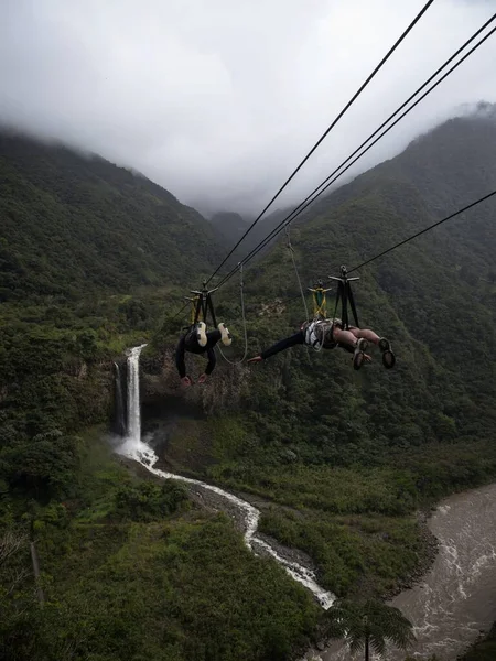 Turisták a drótkötél kaland lovagolni Manto de la novia Menyasszonyi fátyol vízesés Pastaza folyó Banos Tungurahua Ecuador — Stock Fotó