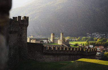 Castelgrande kalesinin panoramik manzarası Orta Çağ kalesi İsviçre 'nin Bellinthe Alps Ticino kentindeki tepede.