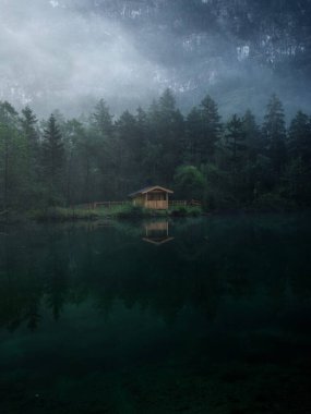Alçak bulutlar sisli ruh hali yansıması orman ahşap kabin berrak alp dağı Bluntausee Salzburg Avusturya Gölü