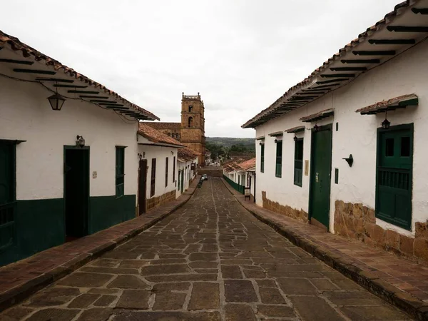 Clásicas paredes de casas verdes blancas y calles empedradas en el pueblo histórico colonial de Barichara Colombia —  Fotos de Stock