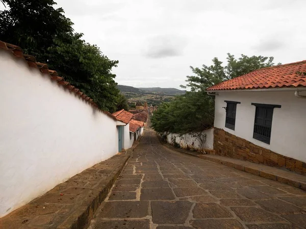 Clásicas paredes de casas blancas y calles adoquinadas en pueblo histórico colonial Barichara Santander Colombia —  Fotos de Stock
