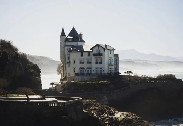 Vista panorámica de Villa Belza hotel palacio palais en la costa atlántica de la playa en la ciudad costera francesa Biarritz — Foto de Stock