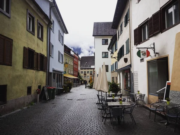 Calles peatonales vacías empedrado camino tradicional pueblo austriaco casco antiguo centro Bludenz Vorarlberg Austria —  Fotos de Stock