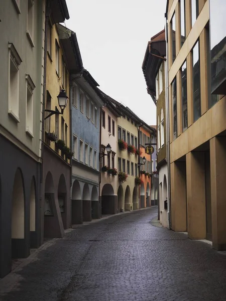 Calles peatonales vacías empedrado camino tradicional pueblo austriaco casco antiguo centro Bludenz Vorarlberg Austria — Foto de Stock