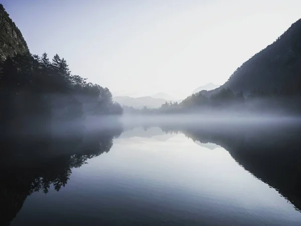布隆陶西湖、戈尔林、萨尔茨堡、奥地利高山森林山谷低云雾朦胧的情绪反映 — 图库照片