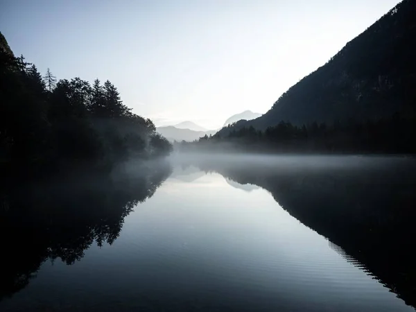 Alacsony felhők köd köd hangulat tükröződik fa erdő völgy tó Bluntausee Golling Salzburg Ausztria alpesi hegyek — Stock Fotó