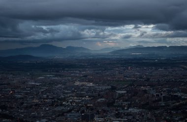 Bogota şehir merkezinin panoramik manzarası finans bölgesi gökdelenleri teleferik füniküler teleferik Monserrate Kolombiya 'dan