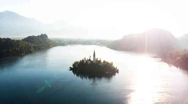 Luchtfoto van het Bled-meer Blejsko jezero Julian alps mountains Slovenië Europa — Stockfoto