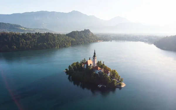 Blejsko Gölü 'nün havadan görünüşü Jezero Julian dağları Slovenya Avrupa' yı allak bullak etti — Stok fotoğraf