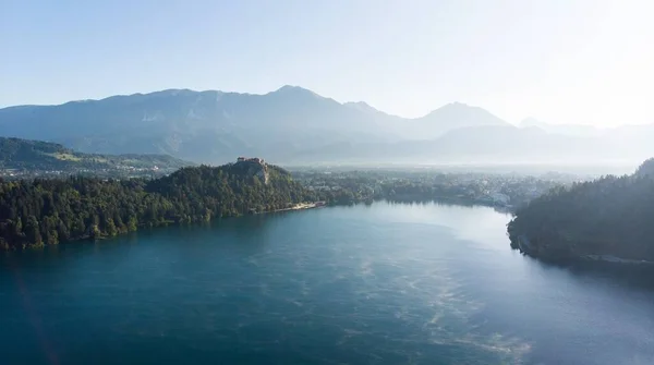 Vista aérea do Lago Bled castelo medieval Blejsko jezero Julian alps montanhas Eslovénia Europa — Fotografia de Stock