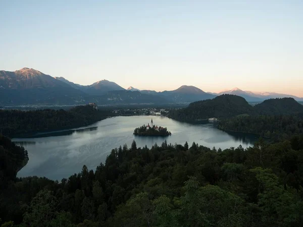 Vista panoramica del lago di Bled Isola Blejsko jezero da Osojnica belvedere collina Alpi Giulie montagne Slovenia Europa — Foto Stock