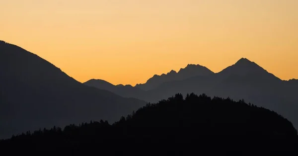 Panoramiczny wschód słońca Alpy Julijskie widok na góry Jezioro Blejsko jezero z Osojnica punkt widokowy wzgórze Słowenia Europa — Zdjęcie stockowe