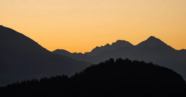 Vista panorâmica do nascer do sol julian alpes vista montanha Lago Bled Blejsko jezero de Osojnica ponto de vista colina Eslovénia Europa — Fotografia de Stock