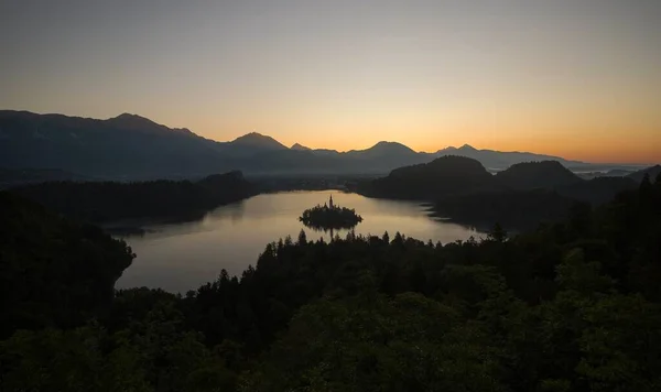 Panoráma napfelkelte kilátás Lake Bled sziget Blejsko jezero származó Osojnica kilátó hegy Julian Alpok hegy Szlovénia Európa — Stock Fotó