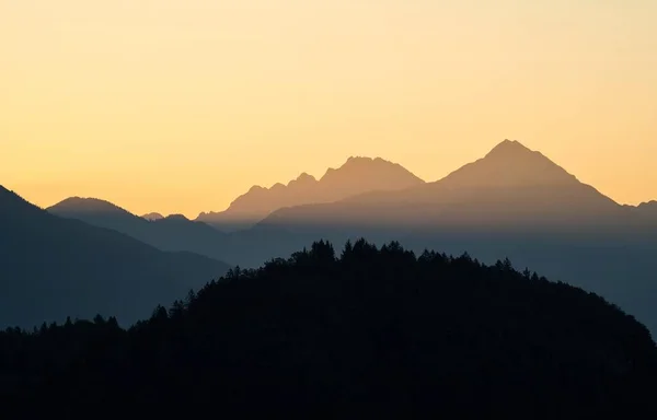 Vista panorámica de la montaña de los Alpes Julianos del amanecer Lago Bled Blejsko jezero desde el mirador de Osojnica Eslovenia Europa — Foto de Stock