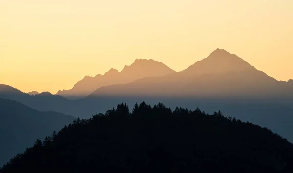 Vista panorámica de la montaña de los Alpes Julianos del amanecer Lago Bled Blejsko jezero desde el mirador de Osojnica Eslovenia Europa — Foto de Stock