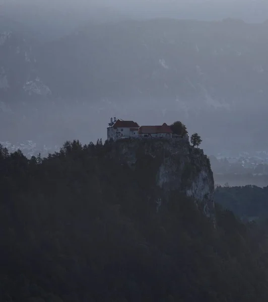 Vista panorámica del amanecer Lago Bled castillo Blejsko jezero desde Osojnica mirador colina Julian alpes montaña Eslovenia Europa — Foto de Stock