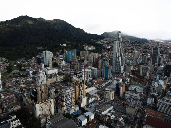 Vista panoramica del centro di Bogotà dal ponte di osservazione della piattaforma nella torre Torre Colpatria Colombia — Foto Stock
