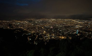 Bogota 'nın panoramik görüntüsü şehir merkezindeki finans bölgesi teleferik teleferik Monserrate Kolombiya geceleri