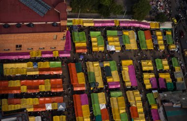 Açık hava pazarının renkli çadırları Torre Colpatria Bogota 'dan Mercado de las pulgas de san alejo