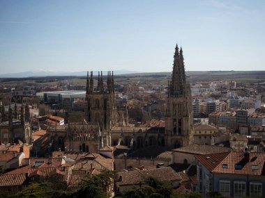 Kastilya ve Leon 'un tarihi şehir merkezindeki Burgos Katolik Kilisesi' nin panoramik manzarası