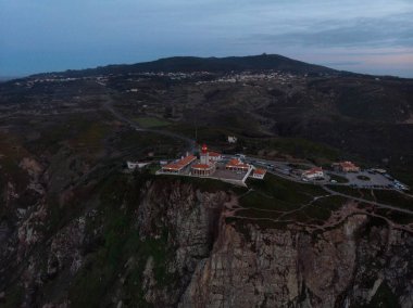 Cabo da Roca deniz fenerinin havadan görünüşü sarp kayalıklar plajlar engebeli okyanus Sintra-Cascais Doğal Park