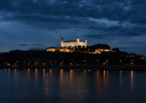 Belyst gotisk renässans barock medeltida Bratislava slott Bratislavsky hrad fästning under blå timme — Stockfoto