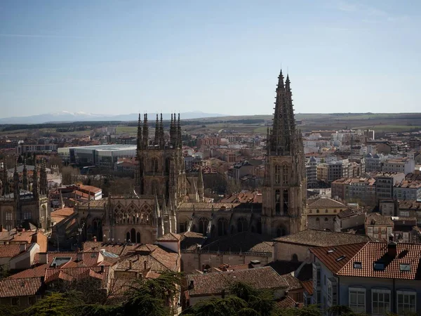 Kastilya ve Leon 'un tarihi şehir merkezindeki Burgos Katolik Kilisesi' nin panoramik manzarası