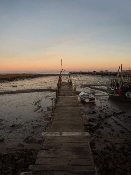 Panorama de muelle de madera sobre pilotes muelle muelle muelle puerto puerto Cais Palafitico da Carrasqueira Setubal Alentejo Portugal — Foto de Stock