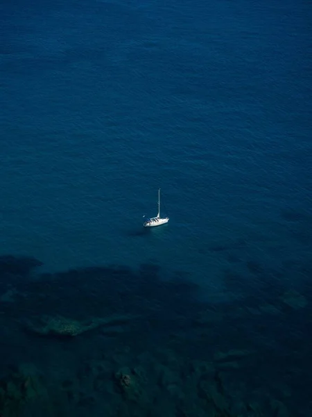 西班牙卡普河沿岸一艘驶入清澈蓝绿色地中海海水中的帆船 — 图库照片