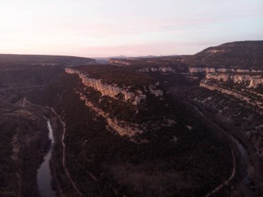 Valdelateja ve Cortiguera İspanya arasındaki Canon del Ebro nehir vadisinde at bükme kanyonu manzarası.