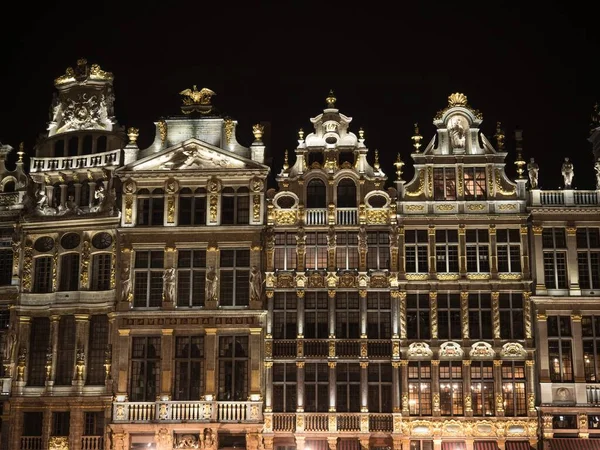 Освещённый фасад исторических зданий на центральной площади Гран-Плас Гроте Маркт в Брюсселе Бельгия Европа — стоковое фото