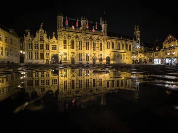 ブルジュ市庁舎の照明されたファサード建築のパノラマの水たまりの反射｜ベルギーヨーロッパ — ストック写真
